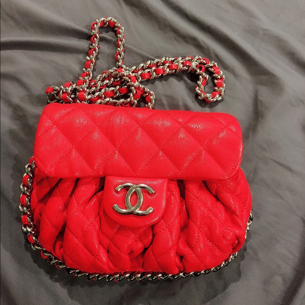 TRADE —Chanel chain cross bag - Picture 1 of 9